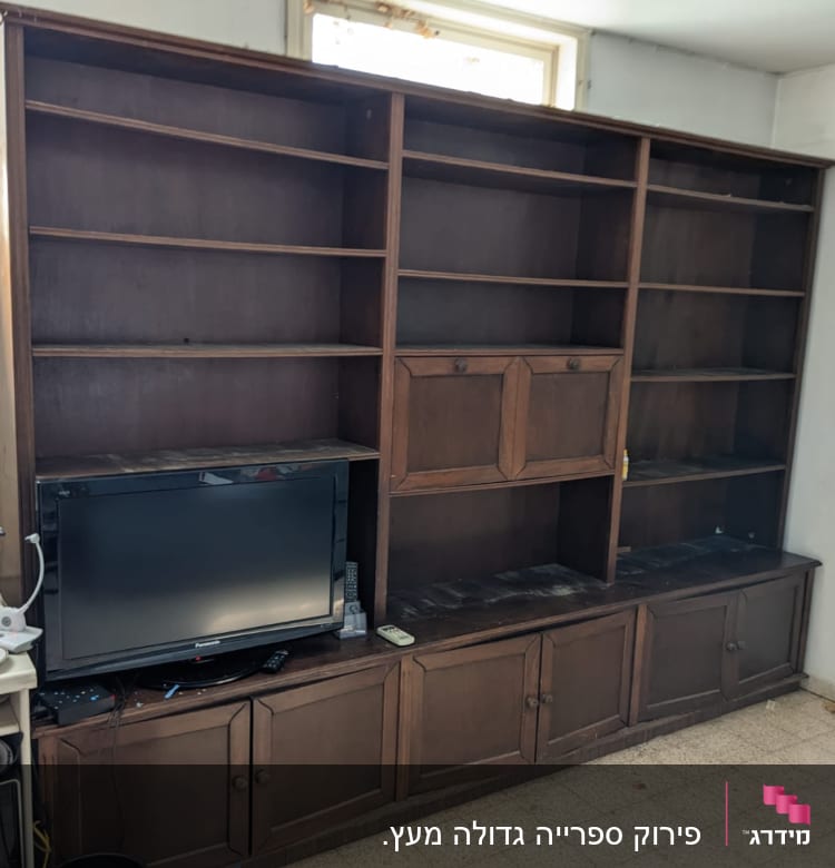 ארון עץ גדול עם מדפים ודלתות